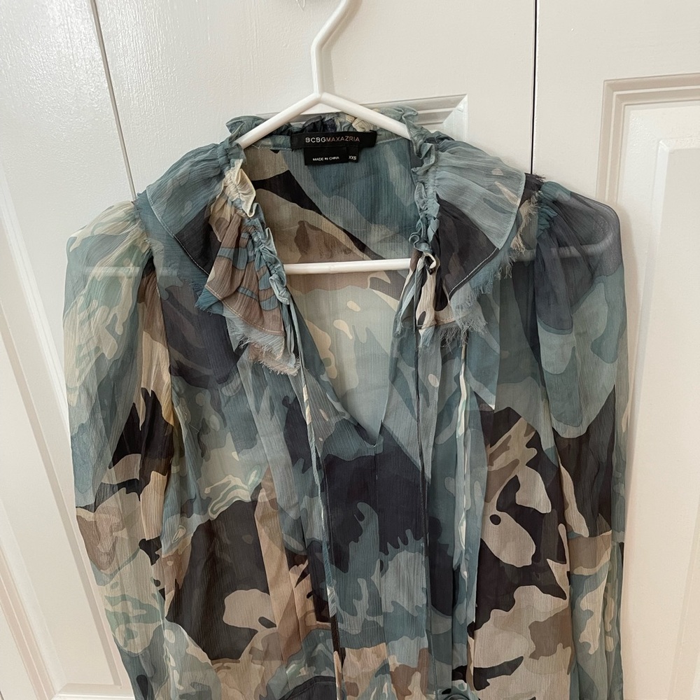 BCBG MAX AZRIA 100% silk blouse